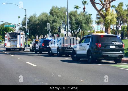 Palm Springs, California, Stati Uniti. 11 settembre 2025. Attività della polizia sulla strada vicino all'aeroporto internazionale di Palm Springs a Palm Springs, California. I veicoli e gli agenti delle forze dell'ordine sono presenti fuori dall'area dell'aeroporto in un intervento di pubblica sicurezza. (Credit Image: © Ian L. Sitren/ZUMA Press Wire) SOLO PER USO EDITORIALE! Non per USO commerciale! Foto Stock