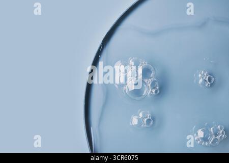 Primo piano di bolle in gel trasparente su sfondo azzurro Foto Stock