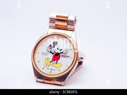 Un moderno orologio Topolino del marchio Walt Disney Seiko con fascia metallica degli anni '1980 Foto Stock