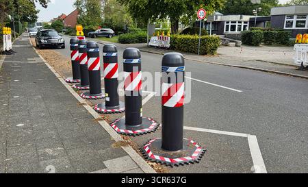 Dissuasori di sicurezza stradale su strada, barriere stradali a strisce per la zona di costruzione, attrezzature per la sicurezza stradale urbana Foto Stock