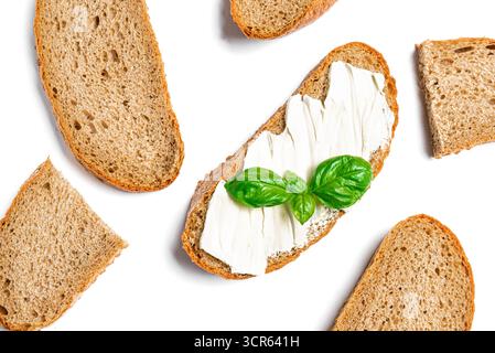 Fette di pane appena sfornato con impasto madre e pane con burro piatto su sfondo bianco. Foto Stock