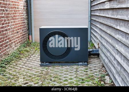 Moderna pompa di calore a sorgente d'aria, sistema di riscaldamento domestico efficiente dal punto di vista energetico Foto Stock