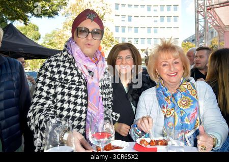 Julian F. M. Stoeckel, Judith Stückler und Stefanie Simon bei der offiziellen Einweihung des Harald-Juhnke-Platzes am Kurfürstendamm. Berlino, 29.09.2025 *** Julian F M Stoeckel, Judith Stückler e Stefanie Simon all'inaugurazione ufficiale di Harald Juhnke Platz a Kurfürstendamm Berlino, 29 09 2025 foto:XM.xBehrensx/xFuturexImagex juhnke 5902 Foto Stock