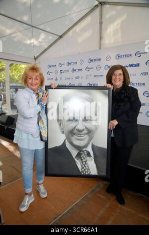 Stefanie Simon und Judith Stückler bei der offiziellen Einweihung des Harald-Juhnke-Platzes am Kurfürstendamm. Berlino, 29.09.2025 *** Stefanie Simon e Judith Stückler all'inaugurazione ufficiale di Harald Juhnke Platz a Kurfürstendamm Berlino, 29 09 2025 foto:XM.xBehrensx/xFuturexImagex juhnke 5970 Foto Stock