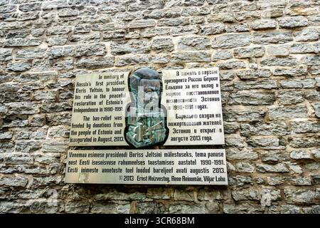 BAS-Relief Memorial a Boris Yeltsin su un muro di pietra a Tallinn, Estonia, in onore del suo ruolo nel restauro dell'indipendenza dell'Estonia, inaugurato nel 2013. Foto Stock