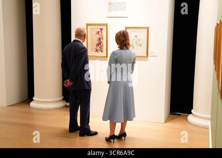 Re Carlo III con Aura Woodward, direttore dell'Istituto culturale rumeno di Londra, durante una visita per vedere la mostra della regina Maria di Romania alla Garrison Chapel di Londra. Data foto: Lunedì 29 settembre 2025. Foto Stock