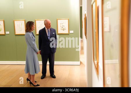 Re Carlo III con Aura Woodward, direttore dell'Istituto culturale rumeno di Londra, durante una visita per vedere la mostra della regina Maria di Romania alla Garrison Chapel di Londra. Data foto: Lunedì 29 settembre 2025. Foto Stock