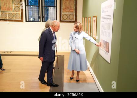 Re Carlo III con Aura Woodward, direttore dell'Istituto culturale rumeno di Londra, durante una visita per vedere la mostra della regina Maria di Romania alla Garrison Chapel di Londra. Data foto: Lunedì 29 settembre 2025. Foto Stock