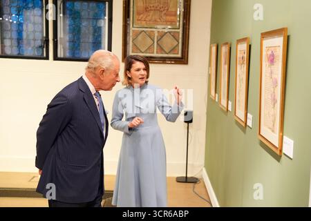 Re Carlo III con Aura Woodward, direttore dell'Istituto culturale rumeno di Londra, durante una visita per vedere la mostra della regina Maria di Romania alla Garrison Chapel di Londra. Data foto: Lunedì 29 settembre 2025. Foto Stock