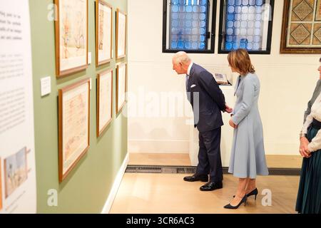 Re Carlo III con Aura Woodward, direttore dell'Istituto culturale rumeno di Londra, durante una visita per vedere la mostra della regina Maria di Romania alla Garrison Chapel di Londra. Data foto: Lunedì 29 settembre 2025. Foto Stock