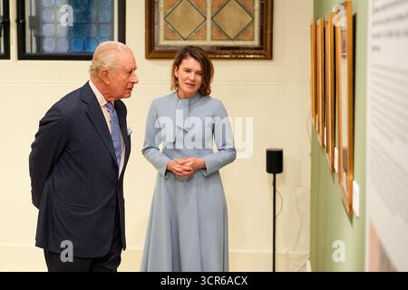 Re Carlo III con Aura Woodward, direttore dell'Istituto culturale rumeno di Londra, durante una visita per vedere la mostra della regina Maria di Romania alla Garrison Chapel di Londra. Data foto: Lunedì 29 settembre 2025. Foto Stock