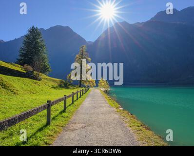 Vista panoramica di un sentiero a piedi lungo il lago turchese in Svizzera Foto Stock