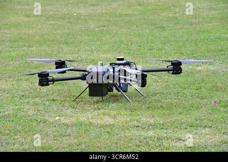 Drohnenvorführung während der Bundeswehr-Übung Red Strom Bravo ad Amburgo Eine Netzwerferdrohne von Argus intercettazione während ihres Einsatzes. Die Netzwerferdrohne kann mithilfe zweier wegschießbaren Netzen feindliche Drohnen einfangen und dann kontrolliert zu Boden lassen. Somit wird sie nicht zerstört und kann auf evtl. Spuren und Hinweise zum Besitzer kontrolliert werden. MIT der Übung Red Strom Bravo wurde in Hamburg das Zusammenspiel der Bundeswehr mit zivilen Rettungsorganizationen, Wirtschaftsunternehmen und Behörden geübt. ALS fiktives Szenario wurde ein eskalierender Konflikt an der Foto Stock