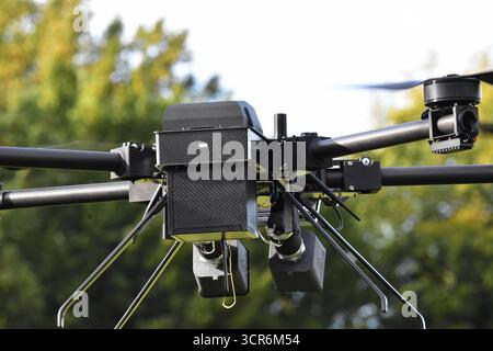 Drohnenvorführung während der Bundeswehr-Übung Red Strom Bravo ad Amburgo Eine Netzwerferdrohne von Argus intercettazione während ihres Einsatzes. Die Netzwerferdrohne kann mithilfe zweier wegschießbaren Netzen feindliche Drohnen einfangen und dann kontrolliert zu Boden lassen. Somit wird sie nicht zerstört und kann auf evtl. Spuren und Hinweise zum Besitzer kontrolliert werden. MIT der Übung Red Strom Bravo wurde in Hamburg das Zusammenspiel der Bundeswehr mit zivilen Rettungsorganizationen, Wirtschaftsunternehmen und Behörden geübt. ALS fiktives Szenario wurde ein eskalierender Konflikt an der Foto Stock