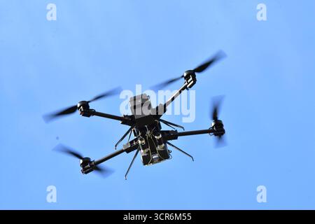 Drohnenvorführung während der Bundeswehr-Übung Red Strom Bravo ad Amburgo Eine Netzwerferdrohne von Argus intercettazione während ihres Einsatzes. Die Netzwerferdrohne kann mithilfe zweier wegschießbaren Netzen feindliche Drohnen einfangen und dann kontrolliert zu Boden lassen. Somit wird sie nicht zerstört und kann auf evtl. Spuren und Hinweise zum Besitzer kontrolliert werden. MIT der Übung Red Strom Bravo wurde in Hamburg das Zusammenspiel der Bundeswehr mit zivilen Rettungsorganizationen, Wirtschaftsunternehmen und Behörden geübt. ALS fiktives Szenario wurde ein eskalierender Konflikt an der Foto Stock