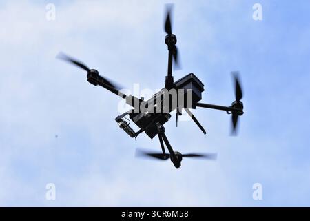 Drohnenvorführung während der Bundeswehr-Übung Red Strom Bravo ad Amburgo Eine Netzwerferdrohne von Argus intercettazione während ihres Einsatzes. Die Netzwerferdrohne kann mithilfe zweier wegschießbaren Netzen feindliche Drohnen einfangen und dann kontrolliert zu Boden lassen. Somit wird sie nicht zerstört und kann auf evtl. Spuren und Hinweise zum Besitzer kontrolliert werden. MIT der Übung Red Strom Bravo wurde in Hamburg das Zusammenspiel der Bundeswehr mit zivilen Rettungsorganizationen, Wirtschaftsunternehmen und Behörden geübt. ALS fiktives Szenario wurde ein eskalierender Konflikt an der Foto Stock
