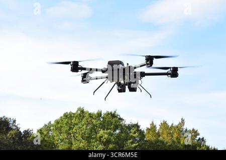 Drohnenvorführung während der Bundeswehr-Übung Red Strom Bravo ad Amburgo Eine Netzwerferdrohne von Argus intercettazione während ihres Einsatzes. Die Netzwerferdrohne kann mithilfe zweier wegschießbaren Netzen feindliche Drohnen einfangen und dann kontrolliert zu Boden lassen. Somit wird sie nicht zerstört und kann auf evtl. Spuren und Hinweise zum Besitzer kontrolliert werden. MIT der Übung Red Strom Bravo wurde in Hamburg das Zusammenspiel der Bundeswehr mit zivilen Rettungsorganizationen, Wirtschaftsunternehmen und Behörden geübt. ALS fiktives Szenario wurde ein eskalierender Konflikt an der Foto Stock
