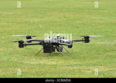 Drohnenvorführung während der Bundeswehr-Übung Red Strom Bravo ad Amburgo Eine Netzwerferdrohne von Argus intercettazione während ihres Einsatzes. Die Netzwerferdrohne kann mithilfe zweier wegschießbaren Netzen feindliche Drohnen einfangen und dann kontrolliert zu Boden lassen. Somit wird sie nicht zerstört und kann auf evtl. Spuren und Hinweise zum Besitzer kontrolliert werden. MIT der Übung Red Strom Bravo wurde in Hamburg das Zusammenspiel der Bundeswehr mit zivilen Rettungsorganizationen, Wirtschaftsunternehmen und Behörden geübt. ALS fiktives Szenario wurde ein eskalierender Konflikt an der Foto Stock