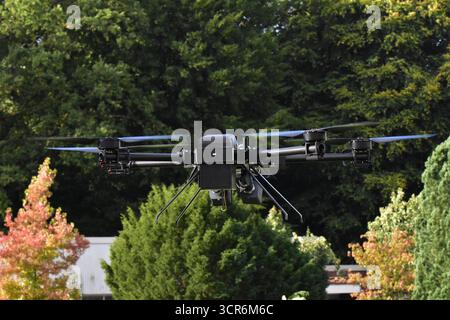 Drohnenvorführung während der Bundeswehr-Übung Red Strom Bravo ad Amburgo Eine Netzwerferdrohne von Argus intercettazione während ihres Einsatzes. Die Netzwerferdrohne kann mithilfe zweier wegschießbaren Netzen feindliche Drohnen einfangen und dann kontrolliert zu Boden lassen. Somit wird sie nicht zerstört und kann auf evtl. Spuren und Hinweise zum Besitzer kontrolliert werden. MIT der Übung Red Strom Bravo wurde in Hamburg das Zusammenspiel der Bundeswehr mit zivilen Rettungsorganizationen, Wirtschaftsunternehmen und Behörden geübt. ALS fiktives Szenario wurde ein eskalierender Konflikt an der Foto Stock