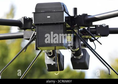 Drohnenvorführung während der Bundeswehr-Übung Red Strom Bravo ad Amburgo Eine Netzwerferdrohne von Argus intercettazione während ihres Einsatzes. Die Netzwerferdrohne kann mithilfe zweier wegschießbaren Netzen feindliche Drohnen einfangen und dann kontrolliert zu Boden lassen. Somit wird sie nicht zerstört und kann auf evtl. Spuren und Hinweise zum Besitzer kontrolliert werden. MIT der Übung Red Strom Bravo wurde in Hamburg das Zusammenspiel der Bundeswehr mit zivilen Rettungsorganizationen, Wirtschaftsunternehmen und Behörden geübt. ALS fiktives Szenario wurde ein eskalierender Konflikt an der Foto Stock