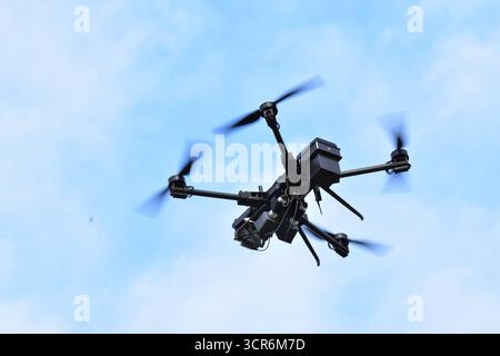 Drohnenvorführung während der Bundeswehr-Übung Red Strom Bravo ad Amburgo Eine Netzwerferdrohne von Argus intercettazione während ihres Einsatzes. Die Netzwerferdrohne kann mithilfe zweier wegschießbaren Netzen feindliche Drohnen einfangen und dann kontrolliert zu Boden lassen. Somit wird sie nicht zerstört und kann auf evtl. Spuren und Hinweise zum Besitzer kontrolliert werden. MIT der Übung Red Strom Bravo wurde in Hamburg das Zusammenspiel der Bundeswehr mit zivilen Rettungsorganizationen, Wirtschaftsunternehmen und Behörden geübt. ALS fiktives Szenario wurde ein eskalierender Konflikt an der Foto Stock