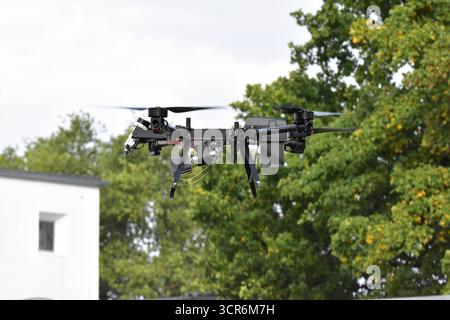 Drohnenvorführung während der Bundeswehr-Übung Red Strom Bravo ad Amburgo Eine Netzwerferdrohne von Argus intercettazione während ihres Einsatzes. Die Netzwerferdrohne kann mithilfe zweier wegschießbaren Netzen feindliche Drohnen einfangen und dann kontrolliert zu Boden lassen. Somit wird sie nicht zerstört und kann auf evtl. Spuren und Hinweise zum Besitzer kontrolliert werden. MIT der Übung Red Strom Bravo wurde in Hamburg das Zusammenspiel der Bundeswehr mit zivilen Rettungsorganizationen, Wirtschaftsunternehmen und Behörden geübt. ALS fiktives Szenario wurde ein eskalierender Konflikt an der Foto Stock