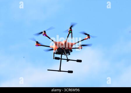 Drohnenvorführung während der Bundeswehr-Übung Red Strom Bravo ad Amburgo Eine feindliche Drohne während ihres Fluges. Diese wird in Kürze von einer Netzwerferdrohne eingefangen. MIT der Übung Red Strom Bravo wurde in Hamburg das Zusammenspiel der Bundeswehr mit zivilen Rettungsorganizationen, Wirtschaftsunternehmen und Behörden geübt. ALS fiktives Szenario wurde ein eskalierender Konflikt an der NATO-Ostgrenze angenommen. Hierfür werden NATO-Truppen im Hamburger Hafen über die Drehscheibe Deutschland eingeschifft. Danach erfolgt die Verlegung per Landmarsch an die NATO-Ostflanke. über 500 Sol Foto Stock