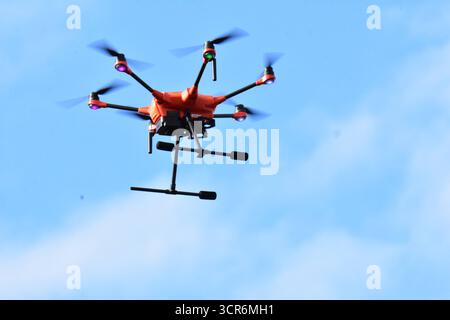 Drohnenvorführung während der Bundeswehr-Übung Red Strom Bravo ad Amburgo Eine feindliche Drohne während ihres Fluges. Diese wird in Kürze von einer Netzwerferdrohne eingefangen. MIT der Übung Red Strom Bravo wurde in Hamburg das Zusammenspiel der Bundeswehr mit zivilen Rettungsorganizationen, Wirtschaftsunternehmen und Behörden geübt. ALS fiktives Szenario wurde ein eskalierender Konflikt an der NATO-Ostgrenze angenommen. Hierfür werden NATO-Truppen im Hamburger Hafen über die Drehscheibe Deutschland eingeschifft. Danach erfolgt die Verlegung per Landmarsch an die NATO-Ostflanke. über 500 Sol Foto Stock