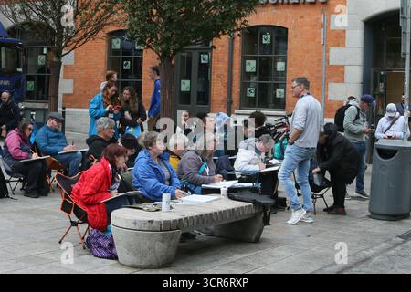 Dublino, Irlanda - 29 settembre 2025 - Un gruppo di artisti internazionali, al corso Ian Fennelly Urban Sketch, siediti insieme mentre disegna un edificio Temple Bar pub nella città di Dublino Foto Stock