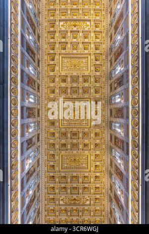 Roma, Italia - 26 aprile 2025: Il soffitto decorato della Basilica Papale di San Paolo fuori le mura a Roma, Italia Foto Stock