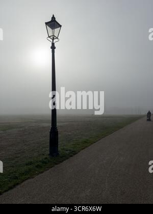 Londra Heathrow, Regno Unito – 29 settembre 2025: Meteo Regno Unito. Le persone si dedicano al loro lavoro quotidiano durante una mattinata nebbiosa nella zona di Blackheath, mentre un avvertimento meteorologico giallo del Met Office provoca disagi al traffico nelle ore di punta verso e intorno a Londra e nel sud-est dell'Inghilterra. Credito: Glosszoom/Alamy Live News. Foto Stock