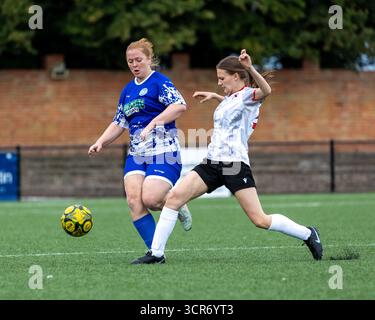 Ramsgate Ladies FC e Biddenden Ladies FC in azione durante la loro South East Women's Football League (SEWFL) Div 1 a Ramsgate, Kent. Inghilterra. Foto Stock