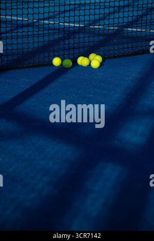 Un Padel Court minimalista con una Long Shadow il concetto di design grafico Foto Stock