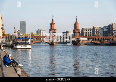 Ponte Oberbaum sul fiume Sprea, Germania, Berlino Foto Stock