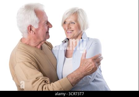la vecchia coppia si guarda felicemente Foto Stock