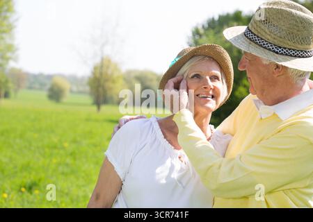 una riposante coppia anziana che si guardano in amore Foto Stock