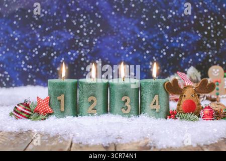 Candele dell'avvento nelle decorazioni natalizie, 4° Avvento Foto Stock