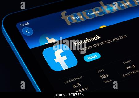 Risultati della ricerca di Facebook su iPad App Store utilizzando il design Apple Liquid Glass in iOS 26, una moderna interfaccia utente traslucida. Stafford, Regno Unito, 29 settembre 202 Foto Stock