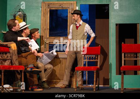 Ladykillers , Fotoprobe im Berliner Kriminaltheater, Berlin, 29.09.2025 Thilo Herrmann Prof. Marcus, Silvio Hildebrandt Dr. Courtenay, Pablo Nina Toculescu Willie Knoxton, Henning Wolff Louis Harvey, LADYKILLERS , Fotoprobe am 29.09.2025 im Berliner Kriminaltheater, Berlin, Premiere: 15.10.2025 Berlin Kriminaltheater Deutschland, germania *** Ladykillers , prove fotografiche al Berliner Kriminaltheater, Berlino, 29 09 2025 Thilo Herrmann Prof Marcus , Silvio Hildebrandt Dr Courtenay , Pablo Nina Toculescu Willie Knoxton , Henning Wolff Louis Harvey , LADYKILLLERS , prove fotografiche al 29 09 2025 Foto Stock