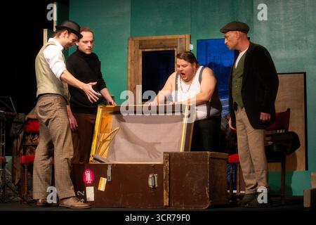 Ladykillers , Fotoprobe im Berliner Kriminaltheater, Berlin, 29.09.2025 Thilo Herrmann Prof. Marcus, Silvio Hildebrandt Dr. Courtenay, Pablo Nina Toculescu Willie Knoxton, Henning Wolff Louis Harvey, LADYKILLERS , Fotoprobe am 29.09.2025 im Berliner Kriminaltheater, Berlin, Premiere: 15.10.2025 Berlin Kriminaltheater Deutschland, germania *** Ladykillers , prove fotografiche al Berliner Kriminaltheater, Berlino, 29 09 2025 Thilo Herrmann Prof Marcus , Silvio Hildebrandt Dr Courtenay , Pablo Nina Toculescu Willie Knoxton , Henning Wolff Louis Harvey , LADYKILLLERS , prove fotografiche al 29 09 2025 Foto Stock