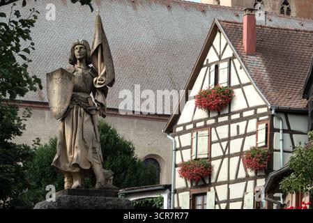 Eguisheim è un bellissimo villaggio medievale nella regione vinicola dell'Alsazia, nella Francia nord-orientale. Foto Stock