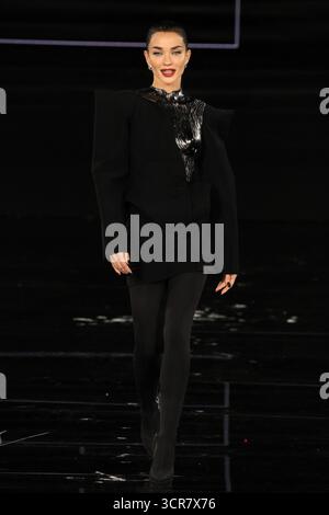 Amy Jackson cammina lungo la pista durante le Défilé. Liberté, Egalité, Sororité'You're Worth IT' l'Oréal Paris show come parte della Paris Fashion Week a Parigi, Francia, il 29 settembre 2025. Foto di Jerome Domine/ABACAPRESS.COM credito: Abaca Press/Alamy Live News Foto Stock