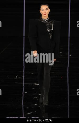 Amy Jackson cammina lungo la pista durante le Défilé. Liberté, Egalité, Sororité'You're Worth IT' l'Oréal Paris show come parte della Paris Fashion Week a Parigi, Francia, il 29 settembre 2025. Foto di Jerome Domine/ABACAPRESS.COM credito: Abaca Press/Alamy Live News Foto Stock