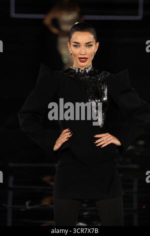 Amy Jackson cammina lungo la pista durante le Défilé. Liberté, Egalité, Sororité'You're Worth IT' l'Oréal Paris show come parte della Paris Fashion Week a Parigi, Francia, il 29 settembre 2025. Foto di Jerome Domine/ABACAPRESS.COM Foto Stock