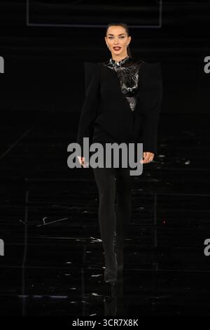 Amy Jackson cammina lungo la pista durante le Défilé. Liberté, Egalité, Sororité'You're Worth IT' l'Oréal Paris show come parte della Paris Fashion Week a Parigi, Francia, il 29 settembre 2025. Foto di Jerome Domine/ABACAPRESS.COM credito: Abaca Press/Alamy Live News Foto Stock