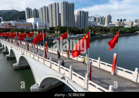 Hong Kong, Hong Kong. 29 settembre 2025. Bandiere nazionali cinesi su un ponte il 29 settembre 2025 a Hong Kong. (Immagine di credito: © Vernon Yuen/Nexpher Images via ZUMA Press Wire) SOLO PER USO EDITORIALE! Non per USO commerciale! Foto Stock