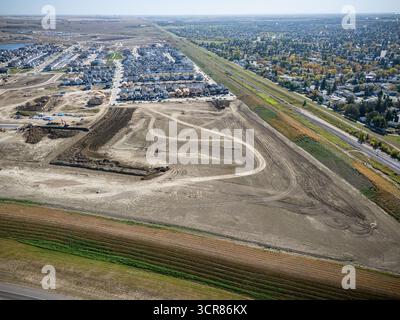 Vista aerea del Brighton Ranch a Saskatoon, Saskatchewan, con nuove case, stagni e spazi verdi. Foto Stock