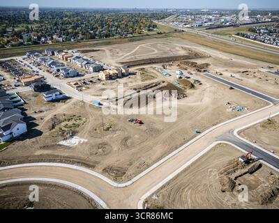 Vista aerea del Brighton Ranch a Saskatoon, Saskatchewan, con nuove case, stagni e spazi verdi. Foto Stock