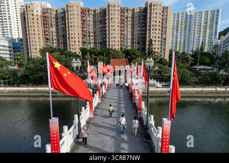 Hong Kong, Hong Kong. 29 settembre 2025. Bandiere nazionali cinesi su un ponte il 29 settembre 2025 a Hong Kong. (Immagine di credito: © Vernon Yuen/Nexpher Images via ZUMA Press Wire) SOLO PER USO EDITORIALE! Non per USO commerciale! Foto Stock