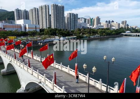 Hong Kong, Hong Kong. 29 settembre 2025. Bandiere nazionali cinesi su un ponte il 29 settembre 2025 a Hong Kong. (Immagine di credito: © Vernon Yuen/Nexpher Images via ZUMA Press Wire) SOLO PER USO EDITORIALE! Non per USO commerciale! Foto Stock